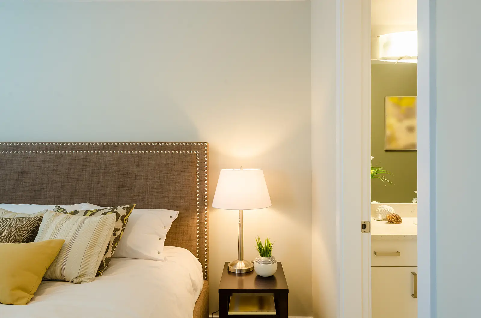 Bright Ideas for Indoor Lighting in Naples' Properties